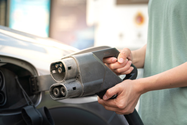 电动汽车充电。图片下载