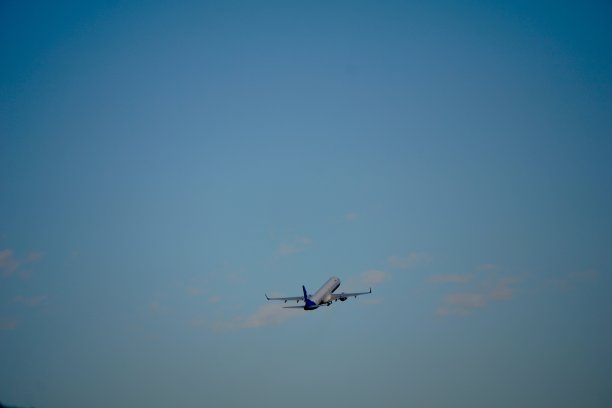 慕尼黑机场。飞机正在着陆。飞机起飞了。德国慕尼黑机场跑道。图片下载