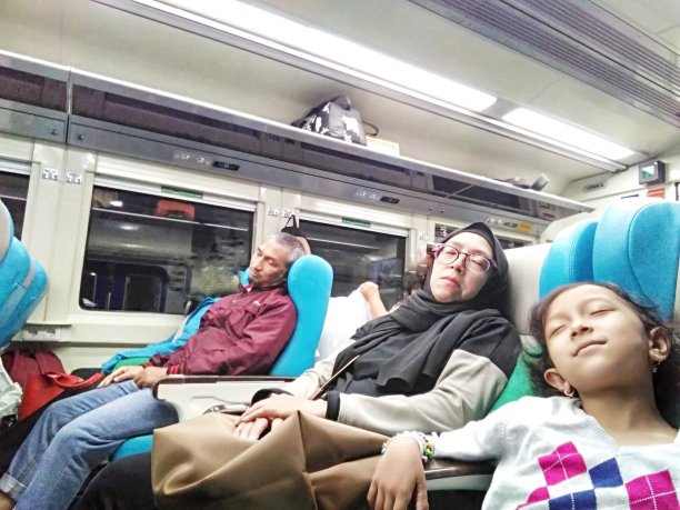 人们在火车上睡觉。图片下载