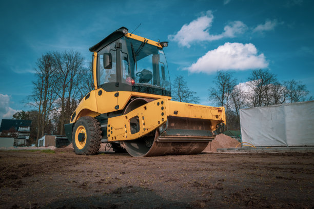 一辆推土机停在运动场上图片下载