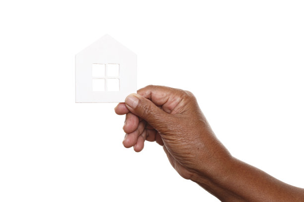 白色背景上孤立的女子手握房屋或家庭模型图片下载