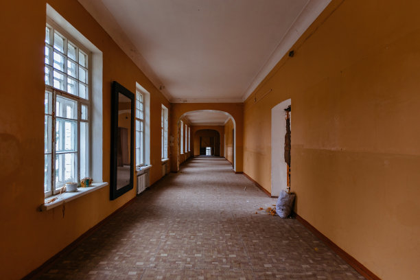 废弃建筑的黑暗令人毛骨悚然的走廊图片下载