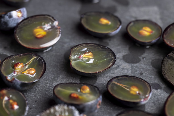 甜熟的黑葡萄切成两半图片下载