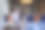 丈夫和妻子坐在沙发上自拍。快乐的亚洲夫妇在家里的客厅玩得很开心图片下载