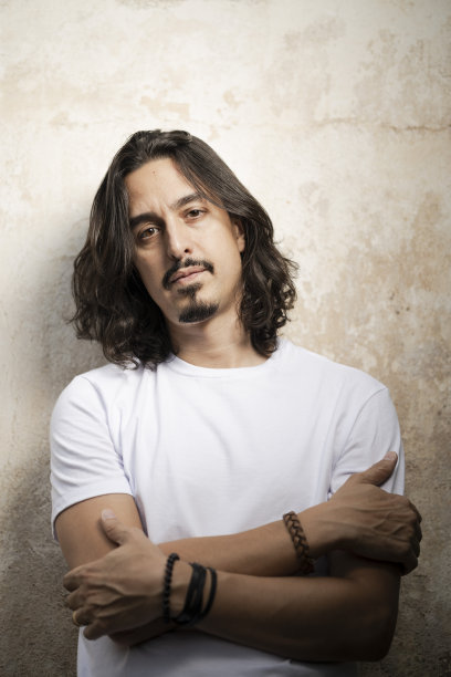 一个男人的肖像在前面的纹理墙图片下载