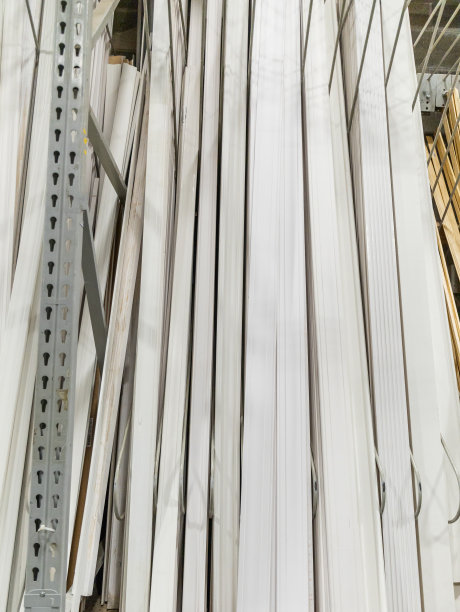 在五金家装商店出售的一种白色木或中密度纤维板踢脚板和装饰成型件图片下载