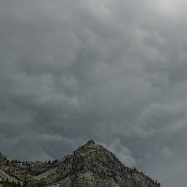 深灰色风暴云层下的未知山峰图片下载