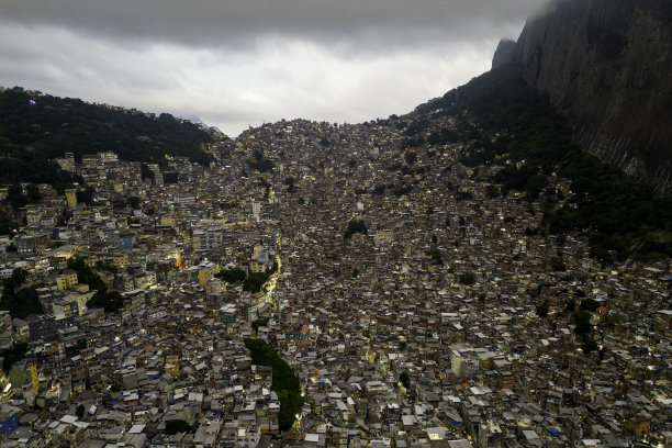 巴西里约热内卢的Rocinha，南美洲最大的贫民窟图片下载