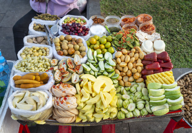 各种热带水果的混合，沿着柬埔寨金边的河边出售。图片下载