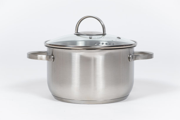 不锈钢锅，玻璃盖和排水口，白色背景。图片下载