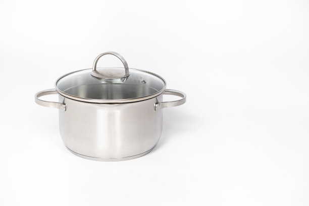 不锈钢锅，玻璃盖和排水口，白色背景。图片下载