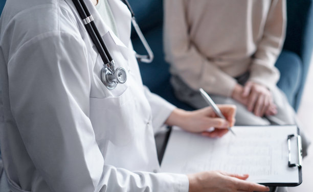 医生女人和小孩在家检查病人，听诊器靠近。儿科医生在写字板上填写医疗表格，近处。医学，保健概念图片下载