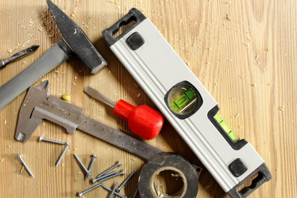 工作工具在桌子上。工作场所。修复。图片下载