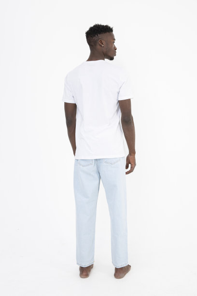 穿着白色t恤的非洲裔黑人。面无表情。孤立在白色上。图片下载