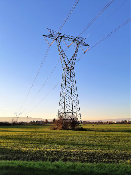 日落时分乡下的高压塔图片下载