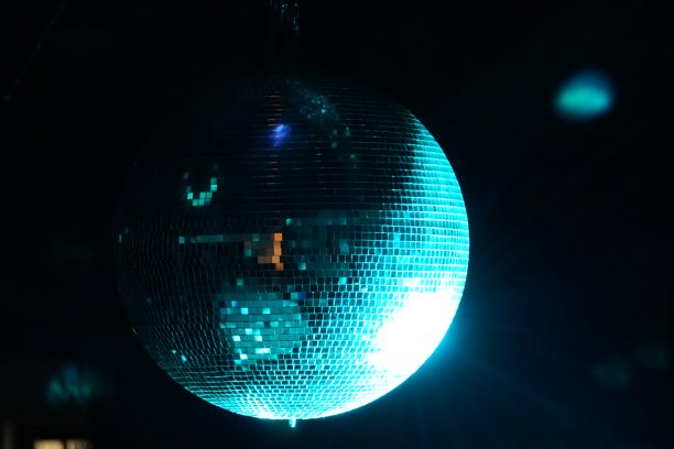 迪斯科球(也被称为镜面球或闪光球)是一个大致球形的物体，它将射向它的光反射到多个方向，产生复杂的显示效果。图片下载