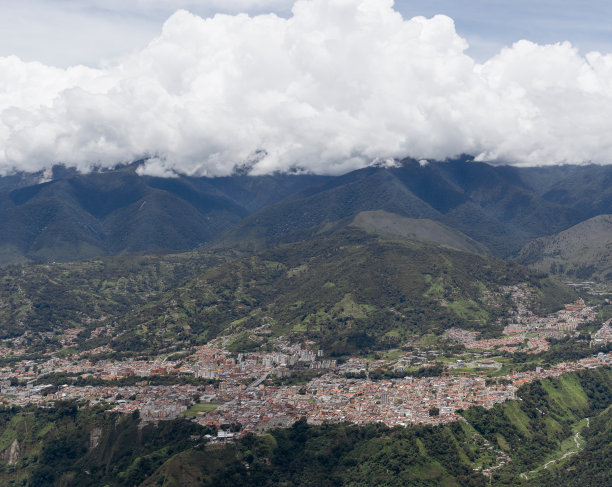 Panoramic photo of the city of Mérida from the cable car station, with the peaks in the background图片下载