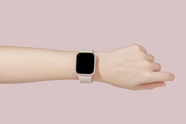 女性手戴智能手表与空白屏幕的粉红色背景图片下载