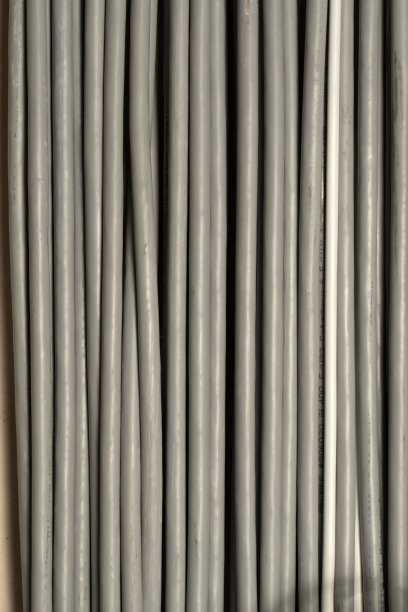 大量UTP线缆、机架内的以太网线缆、数据中心机房内服务器机架补丁面板上的UTP线缆。图片下载