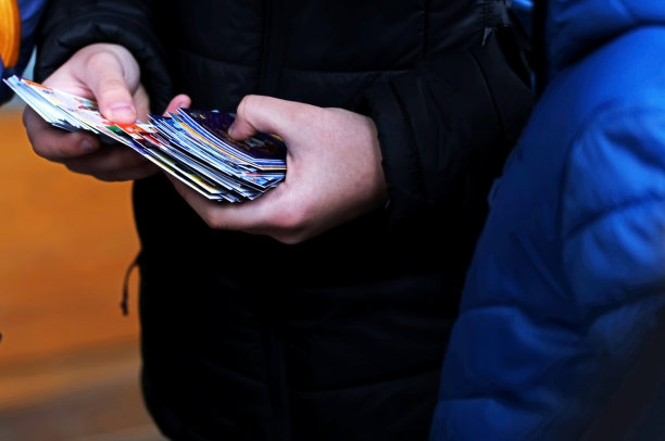 孩子们在学校更换可收集的足球卡片图片下载