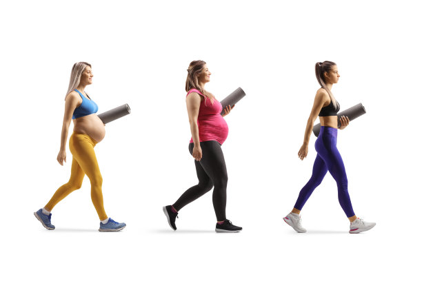 有氧教练带着两个孕妇在白色背景上行走图片下载