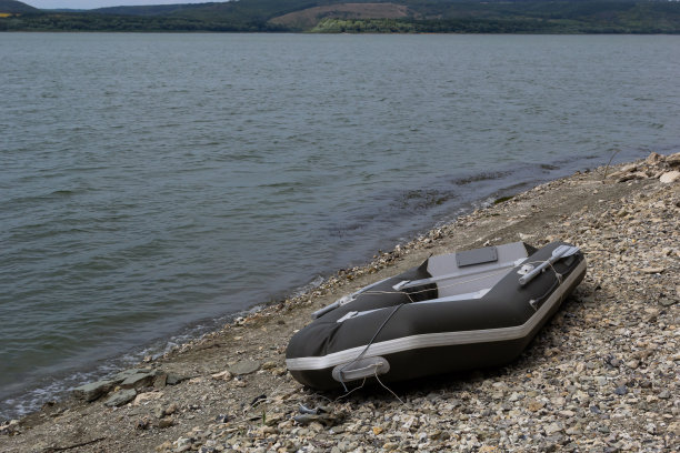 一艘橡皮船停在河岸上。水上交通工具:水上交通工具图片下载