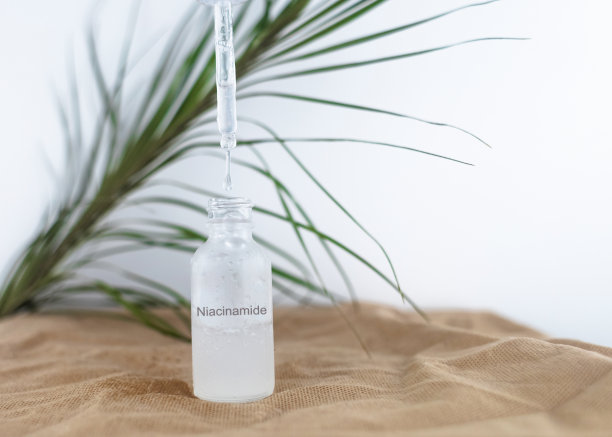 烟酰胺。女孩在脸上涂抹维生素b3。实验室研究。护肤品。皮肤血清。乳状液用于缩小毛孔，正常化皮脂生产和减轻色素沉着图片下载