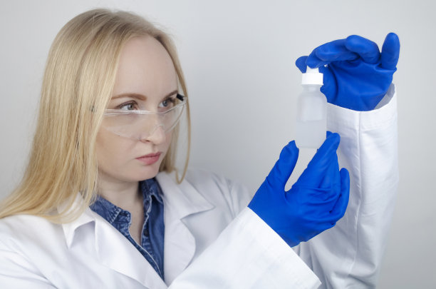 烟酰胺。女孩在脸上涂抹维生素b3。实验室研究。护肤品。皮肤血清。乳状液用于缩小毛孔，正常化皮脂生产和减轻色素沉着图片下载