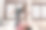 小男孩在卧室里，妈妈用她的腿帮助他飞得很高。图片下载