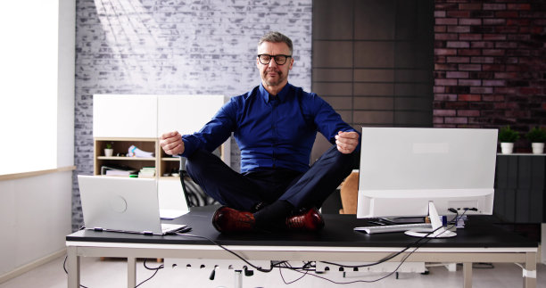 员工做心理健康瑜伽冥想图片下载