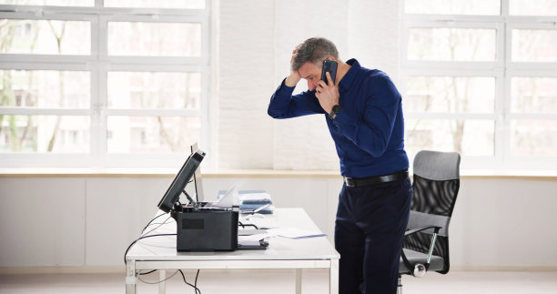 被坏掉的办公室打印机墨粉惹恼图片下载