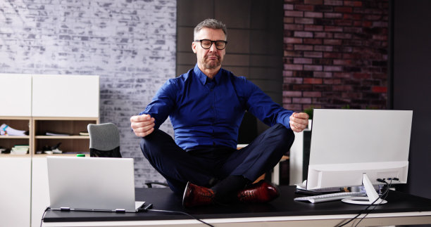 员工做心理健康瑜伽冥想图片下载