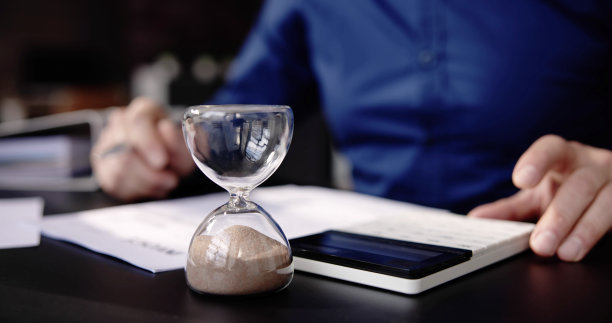 办公桌上的沙漏。发票过期图片下载