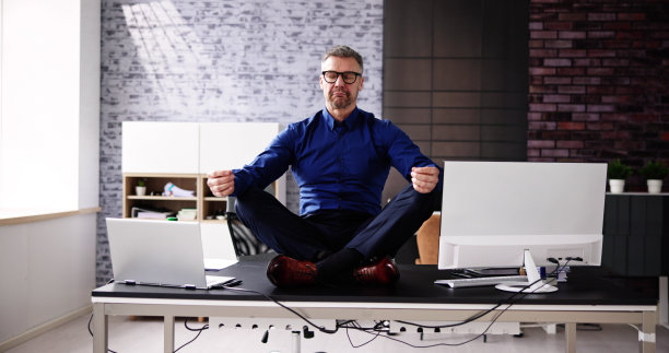 员工做心理健康瑜伽冥想图片下载