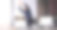 站在桌子旁伸展手臂图片下载