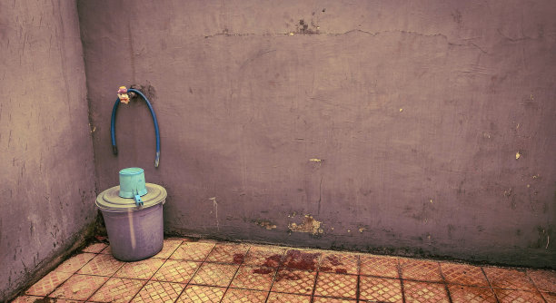 旧房子墙角里的水管、斗和水桶图片下载