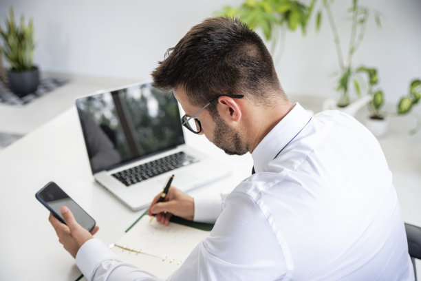 自信的商人在办公桌前工作图片下载