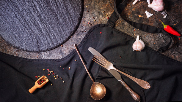 顶部视图的蒜瓣和红辣椒与复古金属餐具在石头背景图片下载