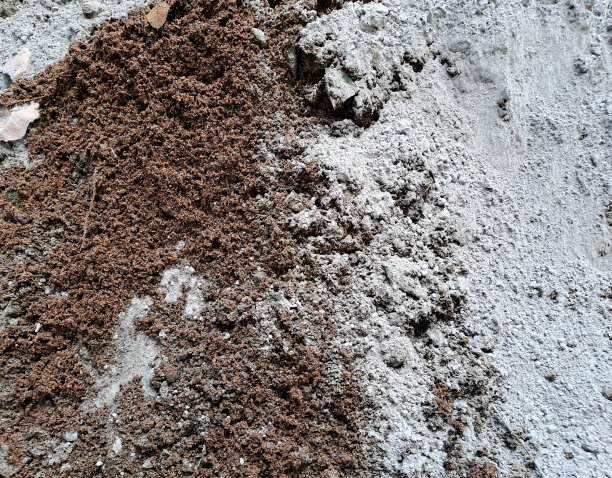 将水泥粉与沙子紧密结合。建筑工人图片下载