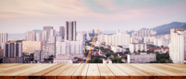 木制桌面上的白色散景模糊城市日落背景建筑走廊展示或蒙太奇模拟产品模糊黑夜城市背景上透视木板模糊玻璃窗。图片下载