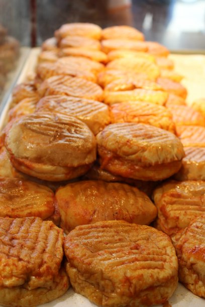 桌上的一堆食物蒸熟的汉堡。伊斯坦布尔的塔克西姆广场图片下载