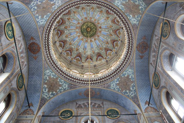 清真寺天花板的细节。Pertevniyal清真寺的蓝色圆顶。Aksaray,伊斯坦布尔图片下载