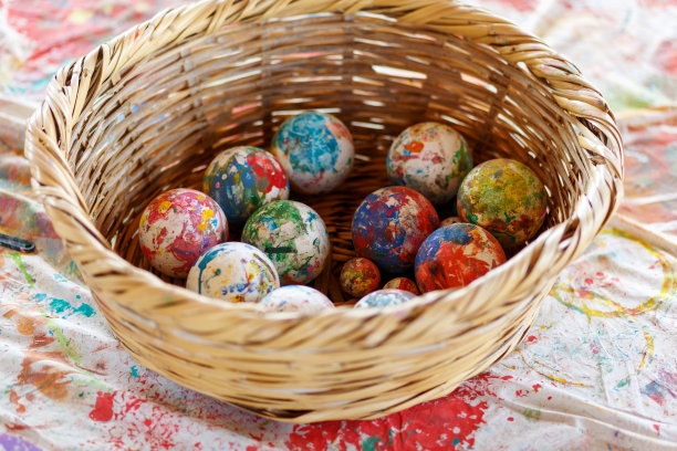 孩子们在艺术学校画画。教育的概念。各种彩绘球在呜呜篮里图片下载