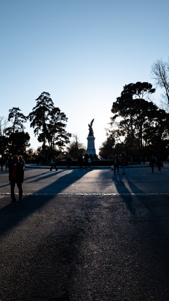 太阳落在广场上一尊雕像的后面。图片下载