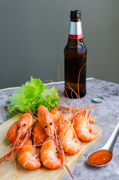 美味的国王虾配啤酒开胃图片下载