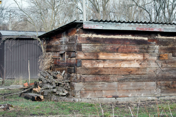 废弃的旧木谷仓，天气晴朗图片下载