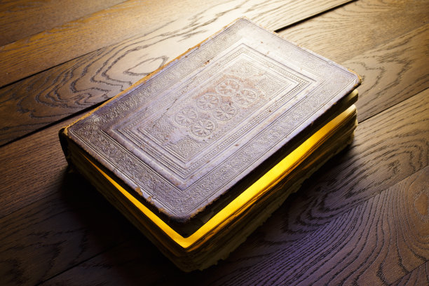 古老的魔法书，里面有光。神秘的夜晚，黑暗。图片下载