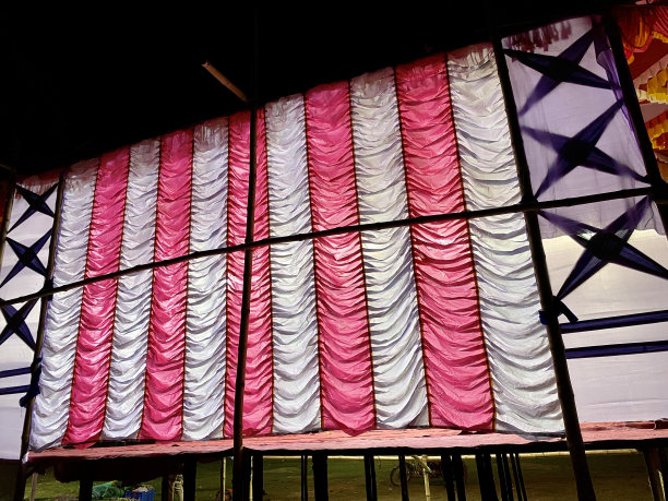 传统装饰舞台在夜晚独特的照片图片下载