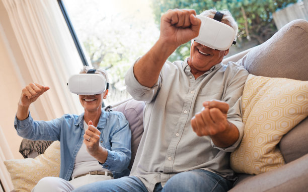虚拟现实、电子游戏和老年夫妻技术在元世界、数字幻想或网络连接。快乐的男人，兴奋的女人和赛车人玩沙发休息室与虚拟现实未来眼镜图片下载