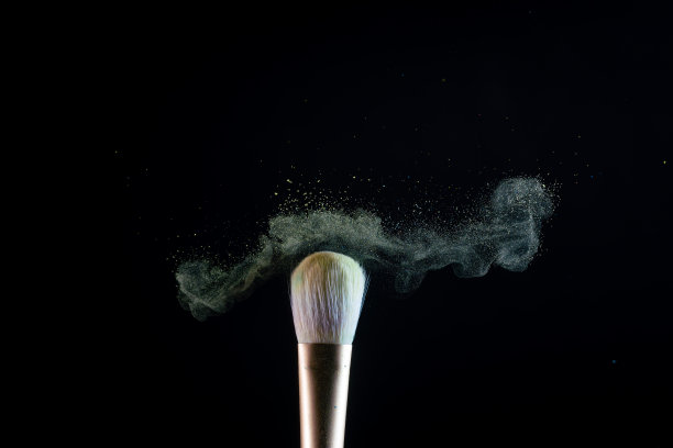 腮红刷与彩色粉末碰撞图片下载